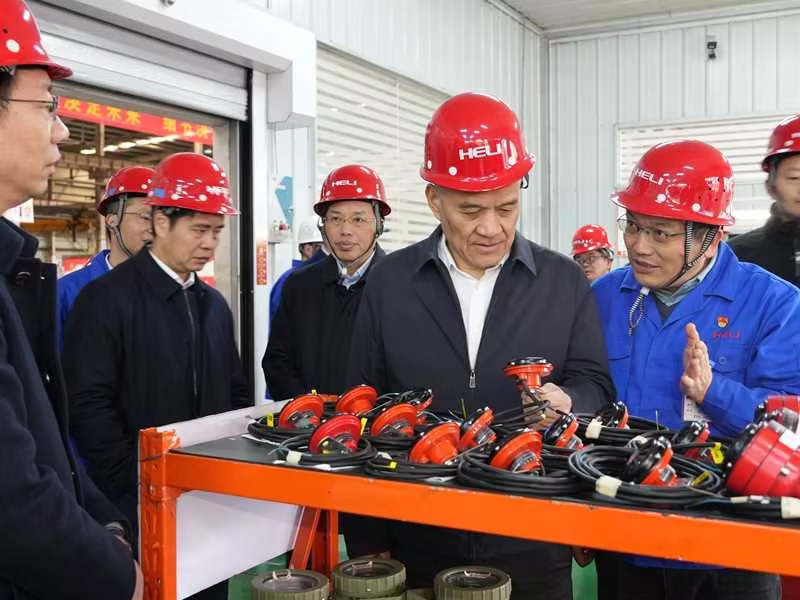 衡陽市委書記劉越高調(diào)研防爆部件裝配間.jpg 衡陽市委書記劉越高調(diào)研防爆部件裝配間.jpg