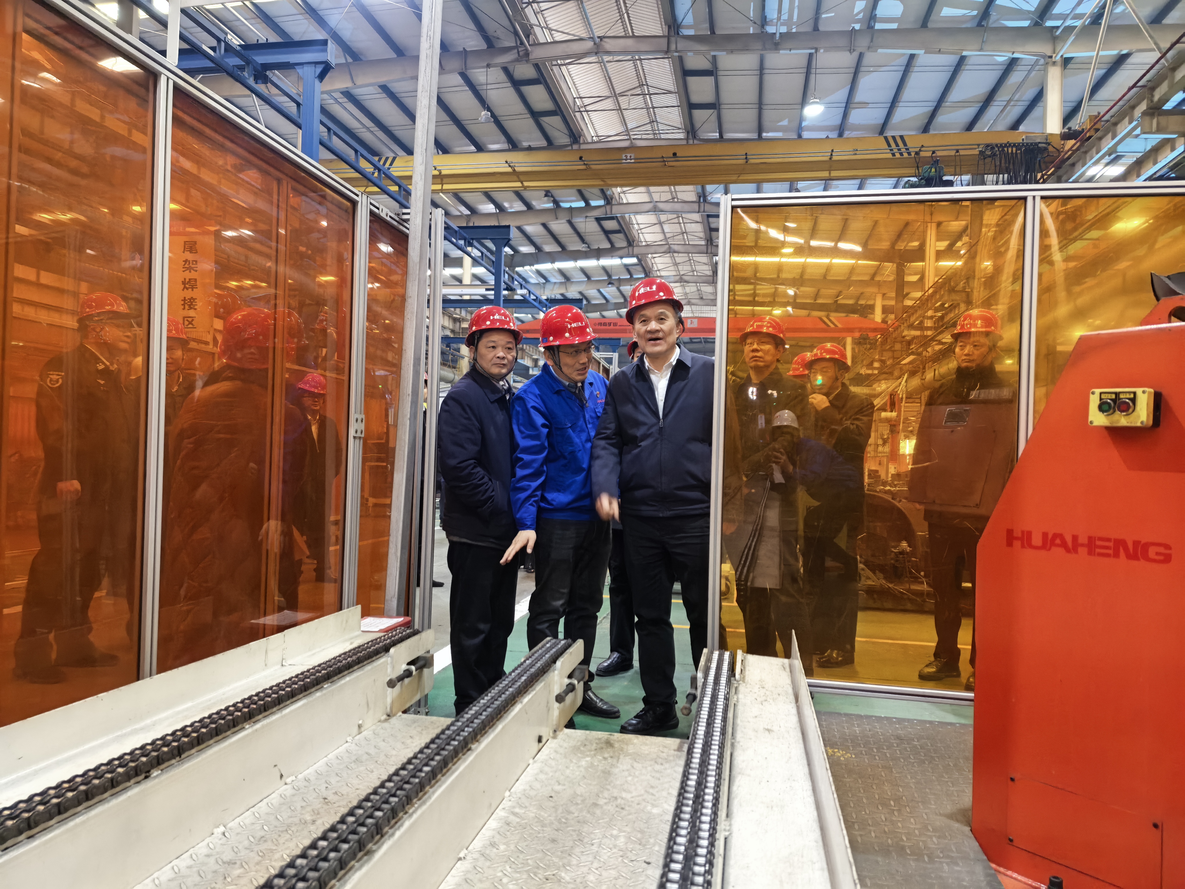 衡陽市委書記劉越高察看智能化焊接線生產(chǎn)情況.jpg 衡陽市委書記劉越高察看智能化焊接線生產(chǎn)情況.jpg